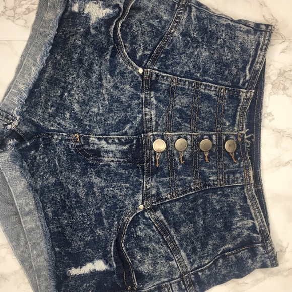 Fashion nova Carla acid wash high waisted shorts - Picture 5 of 7